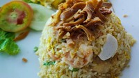 Sarapan akhir pekan makin istimewa dengan nasi goreng ikan teri. Bisa pakai ikan teri tawari, teri nasi, atau teri jengki. Begini resepnya. Foto: iStock 