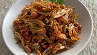 Rasa gurih teri dan kacang semakin enak diaduk pakai cabe. Sambal teri kacang ini cocok untuk penambah selera makan. Ini cara bikinnya. Foto: detikfood 