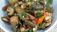 Lauk favorit di rumah makan Padang ini bisa kamu bikin sendiri di rumah. Tumis terong dan teri yang bikin semangat makan nasi. Bikin pakai resep ini. Foto: iStock 