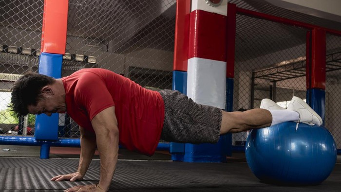 Contoh Latihan Kekuatan Otot Mudah Dilakukan di Rumah