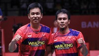 Mohammad Ahsan/Hendra Setiawan merayakan kemenangan usai mengalahkan ganda Malaysia, Ong Yew Sin/Teo Ee Yi di Court 1 Nimibutr Arena, Thailand, Sabtu (10/12/2022).