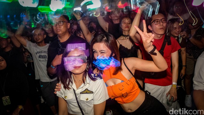 Aksi Hardwell Bikin Penonton DWP Nggak Mau Pulang Aksi Hardwell Bikin Penonton DWP Nggak Mau Pulang