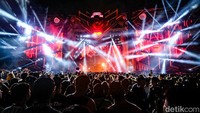 Beberapa kali Hardwell chit chat menggunakan bahasa Indonesia seperti apa kabar? hingga nggak mau pulang ke penonton DWP 2022. Foto: Andhika Prasetia/ detikcom