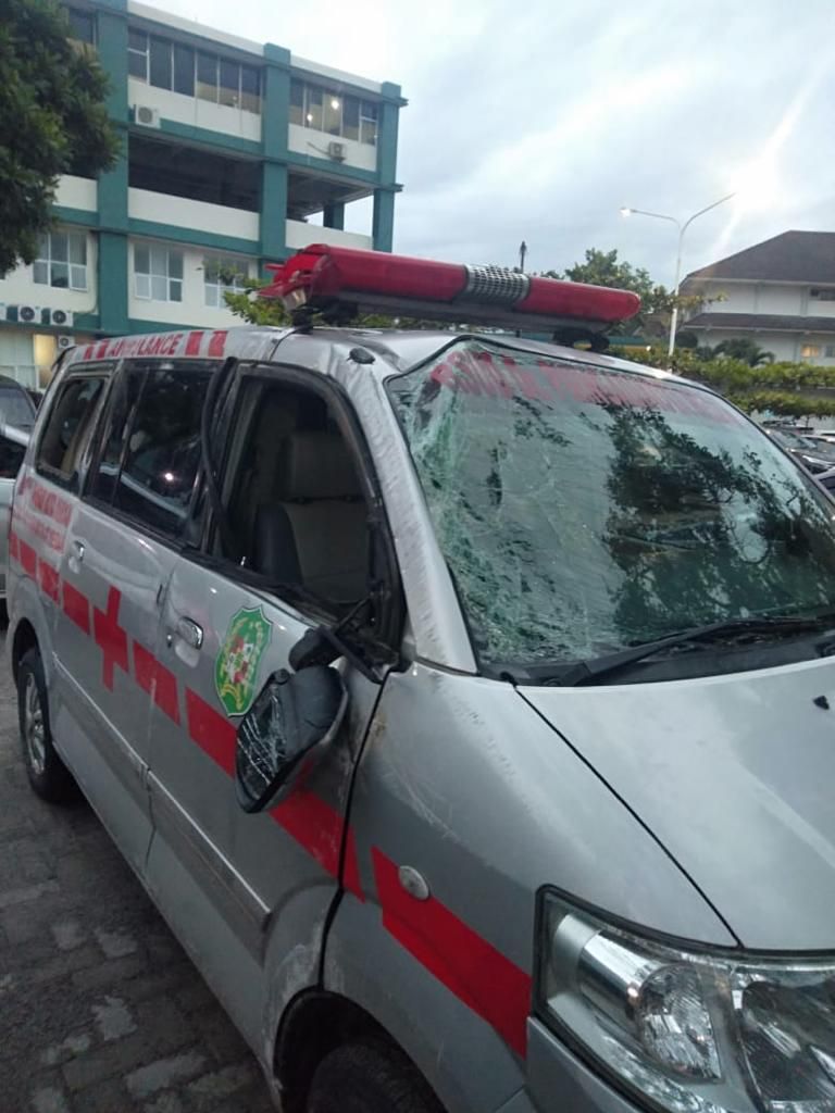 Ambulans RSUD Pirngadi Medan yang mengalami kecelakaan. (Foto: Istimewa)