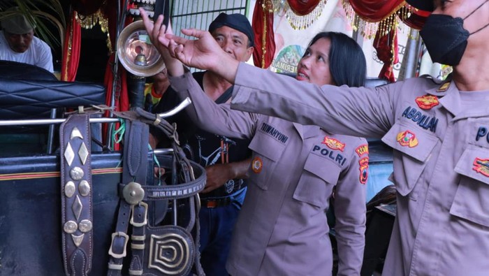 Andong asal Klaten bakal meriahkan tasyakuran Kaesang dan Erina di Solo. Wakapolres Klaten Kompol Tri Wakhyuni saat mengecek andong di Jonggrangan, Klaten, Sabtu (10/12/2022).