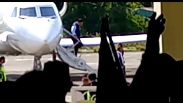 Anies Baswedan naik private jet ke Sulsel.