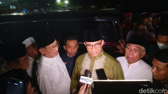 Anies Baswedan usai salat berjemaah di Masjid Al Markaz Al Islami di Makassar.