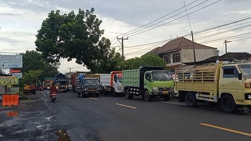 Antrean truk saat menunggu kiriman BBM solar di salah satu SPBU di Jembrana, Bali, beberapa waktu lalu.