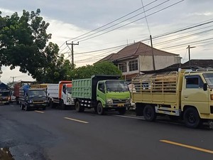 Solar Langka, Sopir Truk Logistik Jawa-Bali Merugi