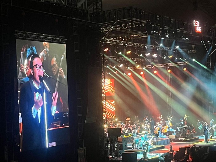 Ari Lasso di konser DEWA 19.