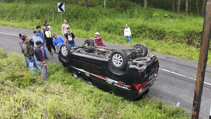avanza terbalik di magetan
