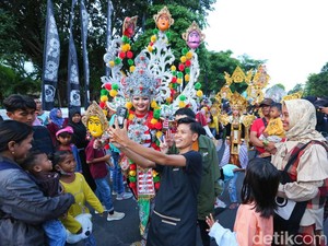 Berkah bagi Ratusan Usaha Kecil di Sepanjang Rute Banyuwangi Ethno Carnival
