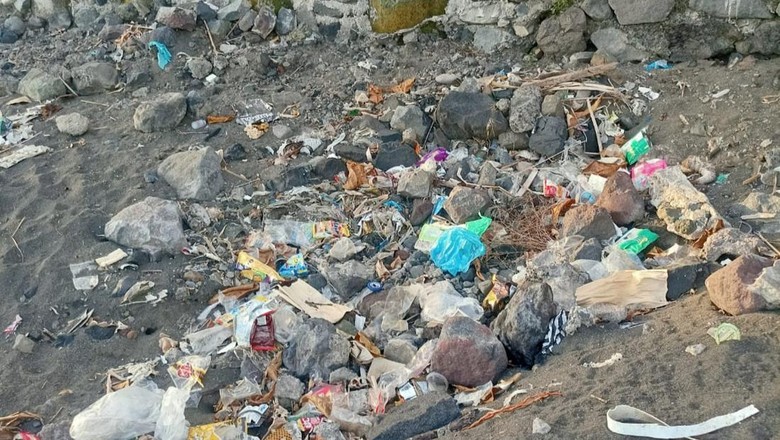 Beberapa sampah plastik yang ditemui di pesisir pantai Wates Yeh Malet yang membuat pengunjung tidak nyaman (foto : I Wayan Selamat Juniasa)