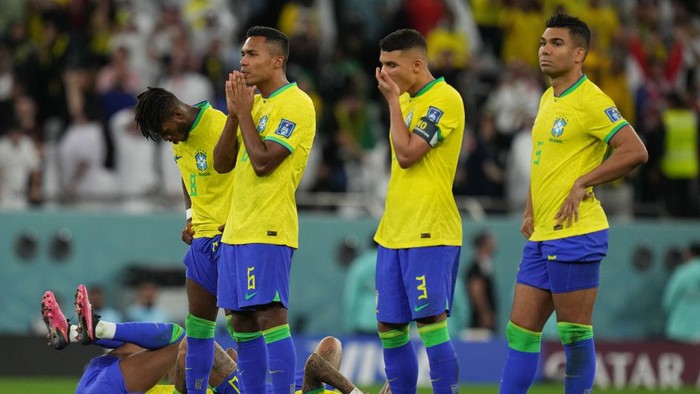 AL RAYYAN, QATAR - DECEMBER 09: Players of Brazil react after the FIFA World Cup Qatar 2022 quarter final match between Croatia and Brazil at Education City Stadium on December 9, 2022 in Al Rayyan, Qatar. (Photo by Cui Nan/China News Service/VCG via Getty Images)