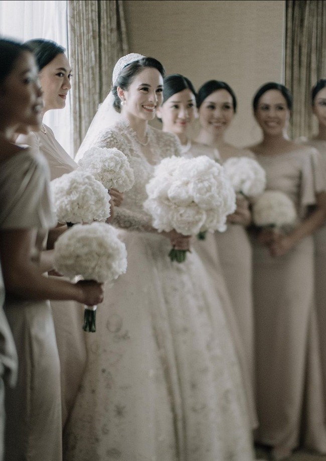 Nuansa vintage makin kental dengan headpiece model Juliet Cap yang menyatu dengan veil panjang. Foto: Instagram/@lxemonents @iluminen