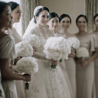 Nuansa vintage makin kental dengan headpiece model Juliet Cap yang menyatu dengan veil panjang. Foto: Instagram/@lxemonents @iluminen