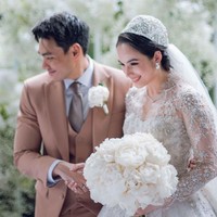 Sementara sang suami, Rob Clinton Kardinal, tampil elegan dengan setelan tuksedo yang dipadu vest, kemeja putih dan dasi satin warna abu-abu. Foto: Instagram/@lxemonents @iluminen