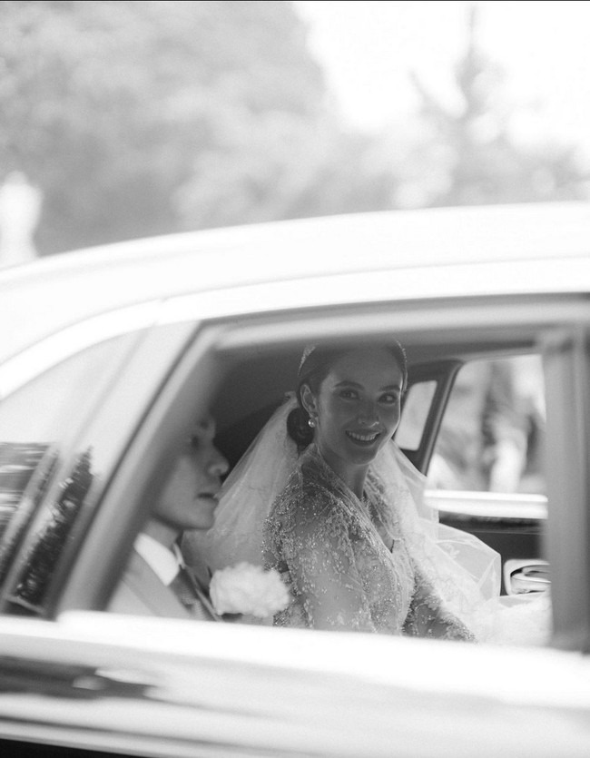 Sepasang anting mutiara melengkapi penampilannya yang megah. Foto: Instagram/@lxemonents @iluminen