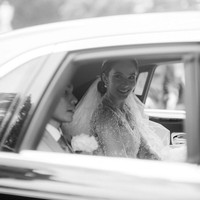 Sepasang anting mutiara melengkapi penampilannya yang megah. Foto: Instagram/@lxemonents @iluminen