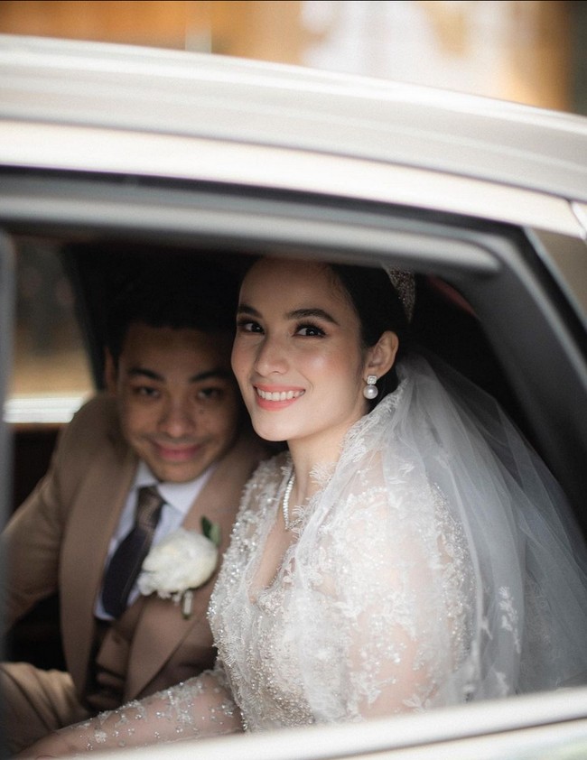 Makeup bernuansa peach menambah rona segar pada wajah cantiknya. Foto: Instagram/@lxemonents @iluminen