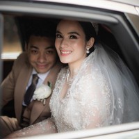 Makeup bernuansa peach menambah rona segar pada wajah cantiknya. Foto: Instagram/@lxemonents @iluminen