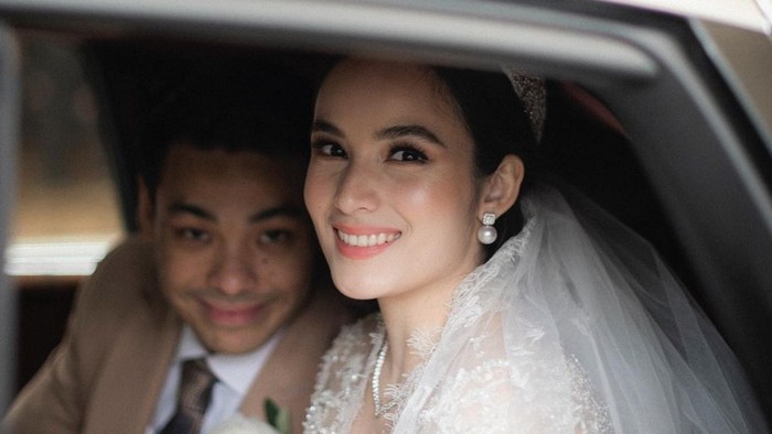 Chelsea Islan Menikah Chelsea Islan menikah dengan gaun bergaya vintage.