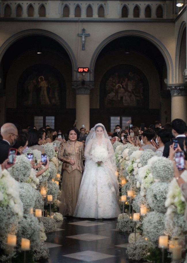 Chelsea Islan meresmikan hubungannya dalam ikatan pernikahan dengan Rob Clinton Kardinal di Gereja Katedral, Jumat (9/12/2022). Gaya vintage jadi pilihan busana di hari istimewanya. Foto: Instagram/@lxemonents @iluminen