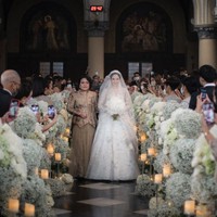 Chelsea Islan meresmikan hubungannya dalam ikatan pernikahan dengan Rob Clinton Kardinal di Gereja Katedral, Jumat (9/12/2022). Gaya vintage jadi pilihan busana di hari istimewanya. Foto: Instagram/@lxemonents @iluminen
