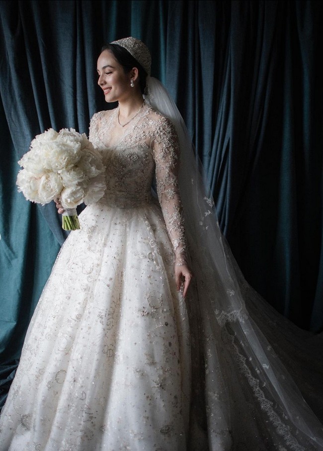 Bintang film ‘Sebelum Iblis Menjemput’ ini mengenakan gaun model ballgown dengan rok bervolume karya desainer Biyan Wanaatmadja.  Foto: Instagram/@lxemonents @iluminen