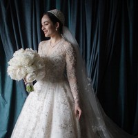 Bintang film ‘Sebelum Iblis Menjemput’ ini mengenakan gaun model ballgown dengan rok bervolume karya desainer Biyan Wanaatmadja.  Foto: Instagram/@lxemonents @iluminen