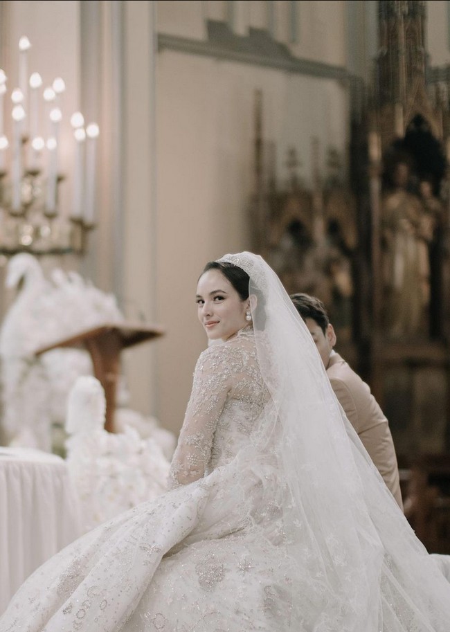 Train panjang menyapu lantai semakin memberi kesan mewah dan megah pada penampilan Chelsea Islan. Foto: Instagram/@lxemonents @iluminen