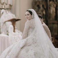 Train panjang menyapu lantai semakin memberi kesan mewah dan megah pada penampilan Chelsea Islan. Foto: Instagram/@lxemonents @iluminen