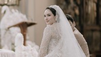 Pemain Sebelum Iblis Menjemput, Chelsea Islan menikah dengan Rob Clinton Kardinal pada 8 Desember 2022 kemarin. Pernikahan mereka terungkap lewat postingan Instagram Stories sahabat Rob Clinton. Instagram/@lxemonents/@iluminen