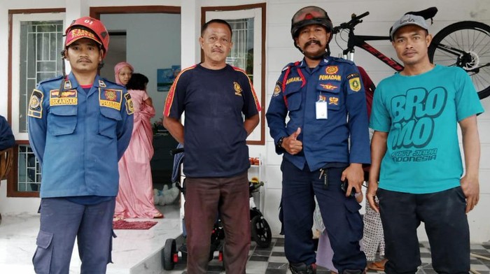 Damkar Kabupaten Bogor menyelamatkan bocah 5 tahun yang terkunci di dalam kamar.