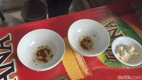 Seperti ini racikan mie ayam yang dibuat oleh Pak Weli. Pertama-tama pak Weli menyiapkan bumbu terlebih dahulu di mangkuk. Foto: Detikcom / Atiqa Rana