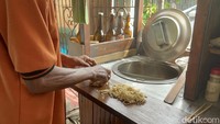 Barulah penjual berumur 69 tahun itu menyiapkan mie. Mie ayam ditempat ini juga adonannya dibuat sendiri oleh pak Weli. Foto: Detikcom / Atiqa Rana