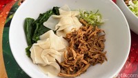 Mie ayam komplet disajikan dengan 2 pangsit rebus dan 2 bakso  dalam wadah terpisah. Terlihat enak bukan? Foto: Detikcom / Atiqa Rana