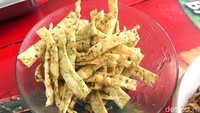 Setiap pengunjung juga akan diberi camilan pangsit goreng bawang sebagai teman tunggu ketika pak Weli sedang meracik mie ayam. Foto: Detikcom / Atiqa Rana