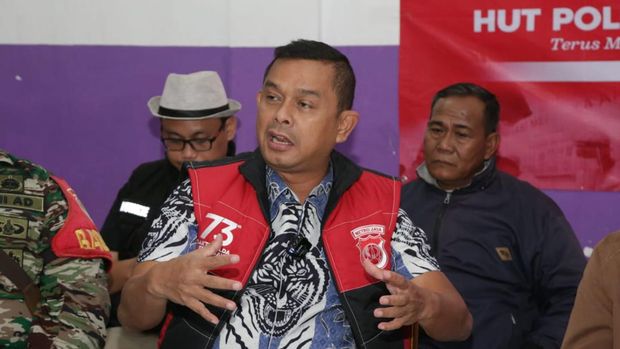 Dirnarkoba Polda Metro Jaya Kombes Mukti Juharsa menemui warga di Legok, Tangerang