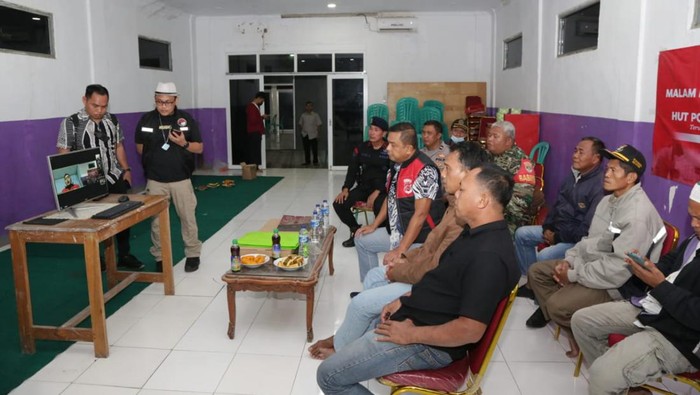 Dirnarkoba Polda Metro Jaya Kombes Mukti Juharsa menemui warga di Legok, Tangerang