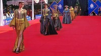 Festival peragaan busana hasil tenun warga Sulawesi Tenggara itu berlangsung selama tiga hari pada 8-10 Desember 2022 di Alun-alun Kotamara, Baubau. Kota Baubau juga menjadi salah satu daerah di Sultra yang memiliki banyak pilihan destinasi wisata. Salah satunya kampung tenun di Kelurahan Sulaa, Kecamatan Betoambari.