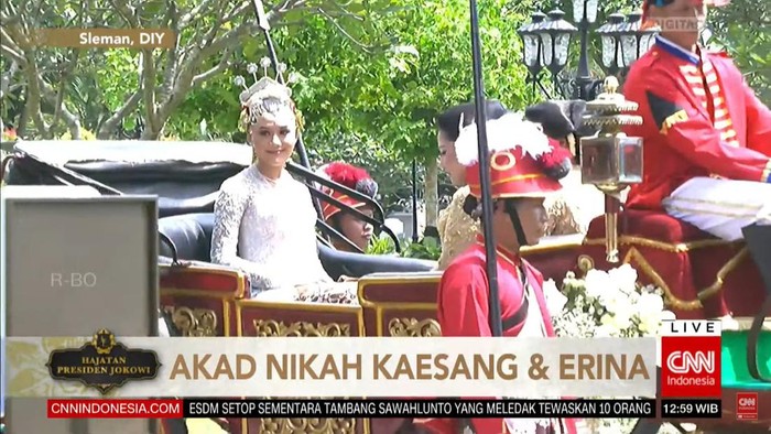 Erina calon istri Kaesang Pangarep memasuki lokasi akad nikah