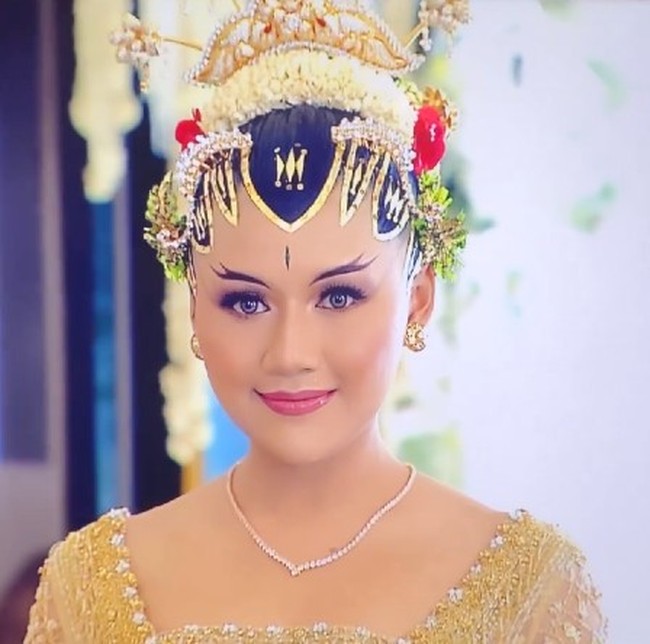 Bennu Sorumba makeup artist yang merias Erina untuk akad nikah menjuluki istri Kaesang itu sebagai Princess of Jogjakarta dalam unggahannya. “The Princess Of Jogjakarta @erinagudono,” tulisnya. Karya makeup Bennu pada Erina ini banjir pujian netizen. Foto: Dok. Instagram Bennu Sorumba