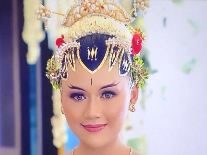 Erina Gudono dengan Riasan Paes Ageng saat akad nikah