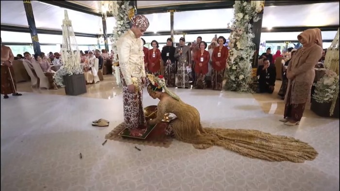 Erina Gudono membasuh kaki Kaesang di prosesi ranupada