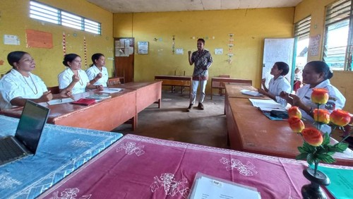 Fasilitator dari YLRA saat memberikan pelatihan pada sejumlah guru sekolah dasar di Sumba Tengah, NTT