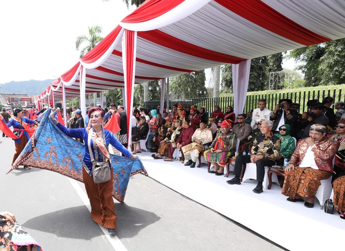 Ganjar Suguhkan Pawai Budaya Kerajaan ke Masyarakat