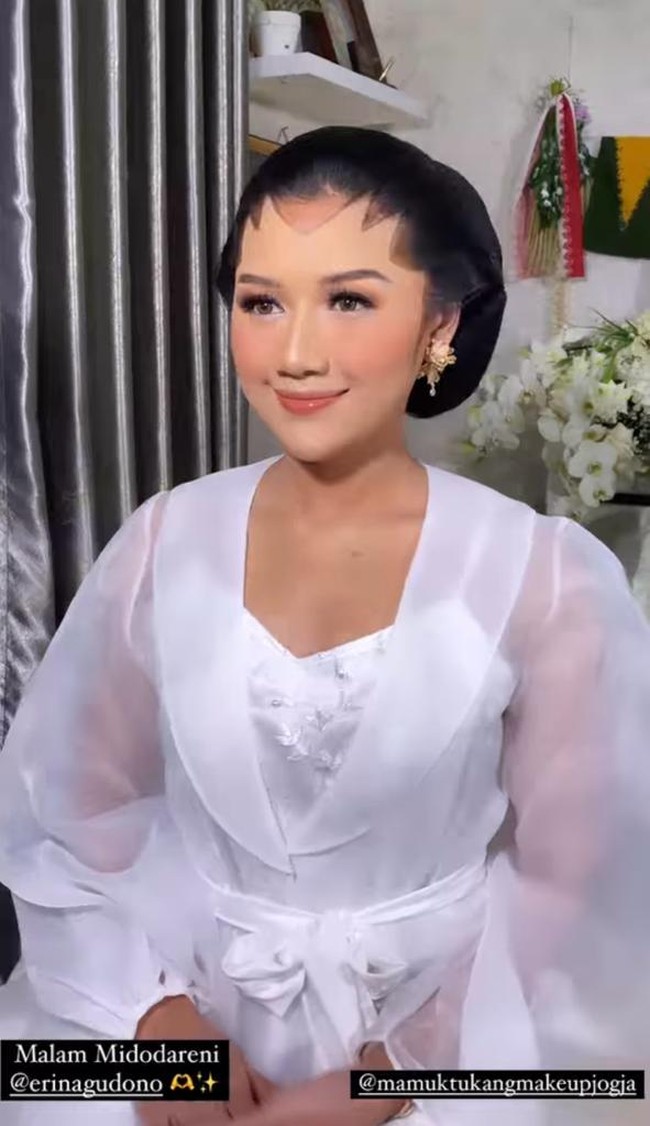 Di malam midodareni, Erina Gudono membeberkan seserahan yang diberikan keluarga Presiden Joko Widodo. “Kalau seserahan sih semua barang-barang dari Mas Kaesang pada umumnnya dipakai sehari-hari yang biasa saya pakai juga,” ungkapnya seperti dilansir dari detikJateng. Foto: dok. Instagram @bennusorumba