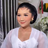 Di malam midodareni, Erina Gudono membeberkan seserahan yang diberikan keluarga Presiden Joko Widodo. “Kalau seserahan sih semua barang-barang dari Mas Kaesang pada umumnnya dipakai sehari-hari yang biasa saya pakai juga,” ungkapnya seperti dilansir dari detikJateng. Foto: dok. Instagram @bennusorumba