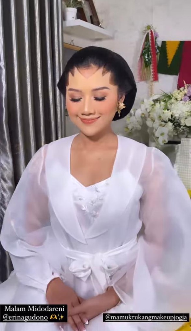 Sedangkan untuk tatanan sanggul dan paes, Erina Gudono mempercayakan Mamuk Rahmadona. Rambutnya disanggul dengan hiasan berupa giwang kecil. Foto: dok. Instagram @bennusorumba